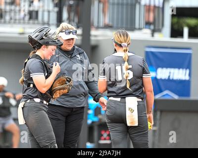 21. Mai 2022: UCF-Cheftrainer Cindy Ball-Malone besucht den Hügel während der NCAA Orlando Regional Softball Game 3 Aktion zwischen Michigan Wolverines und UCF Knights im UCF Softball Complex in Orlando, FL Romeo T Guzman/Cal Sport Media Stockfoto