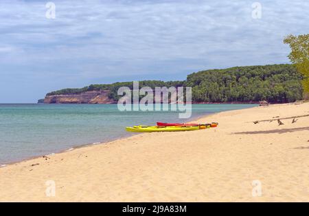 Seekajaks bereit für den Ausweg am Miners Beach am Lake Superior im Pictured Rocks National Lakeshore in Michigan Stockfoto