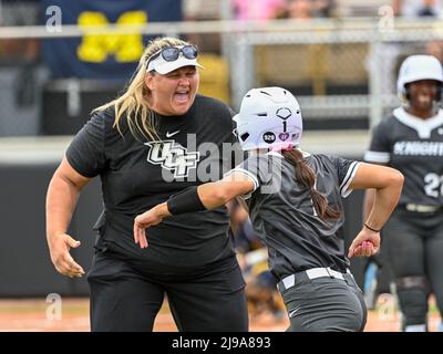 21. Mai 2022: UCF-Outfielder Maddie Bejarano (1) reagiert mit UCF-Cheftrainer Cindy Ball-Malone, nachdem er einen doppelten RBI erhalten hat, um die Punktzahl im Inning von 6. während der NCAA Orlando Regional Softball Game 3 Action zwischen Michigan Wolverines und UCF Knights im UCF Softball Complex in Orlando zu binden, FL Romeo T Guzman/Cal Sport Media Stockfoto