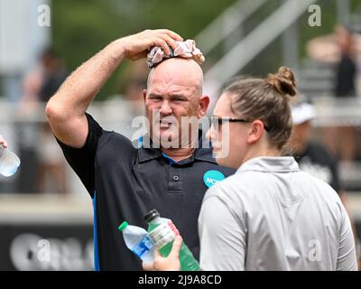 21. Mai 2022: Der Hauptplateausrichter Dustin Douglas versucht zwischen den Innings während der NCAA Orlando Regional Softball Game 3 Action zwischen Michigan Wolverines und UCF Knights im UCF Softball Complex in Orlando, FL Romeo T Guzman/Cal Sport Media, cool zu bleiben Stockfoto