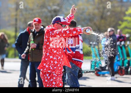 Helsinki, Finnland. 21.. Mai 2022. Fans der Schweizer Eishockey-Nationalmannschaft sahen sich vor der Helsinki Ice Hall amüsieren. Am 13. Mai begann in Finnland die Eishockey-Weltmeisterschaft. Am 21. Mai spielten die Nationalmannschaften der Schweiz und Kanadas in Helsinki, eine Stunde vor dem Spiel, viele Fans der Schweizer Mannschaft versammelten sich vor der Helsinki Ice Hall. (Foto von Takimoto Marina/SOPA Images/Sipa USA) Quelle: SIPA USA/Alamy Live News Stockfoto