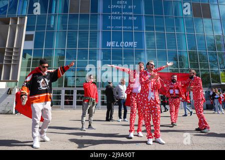 Helsinki, Finnland. 21.. Mai 2022. Fans der Schweizer Eishockey-Nationalmannschaft sahen sich vor der Helsinki Ice Hall amüsieren. Am 13. Mai begann in Finnland die Eishockey-Weltmeisterschaft. Am 21. Mai spielten die Nationalmannschaften der Schweiz und Kanadas in Helsinki, eine Stunde vor dem Spiel, viele Fans der Schweizer Mannschaft versammelten sich vor der Helsinki Ice Hall. (Foto von Takimoto Marina/SOPA Images/Sipa USA) Quelle: SIPA USA/Alamy Live News Stockfoto