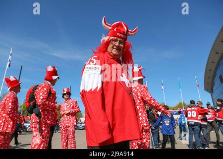 Helsinki, Finnland. 21.. Mai 2022. Fans der Schweizer Eishockey-Nationalmannschaft sahen sich vor der Helsinki Ice Hall amüsieren. Am 13. Mai begann in Finnland die Eishockey-Weltmeisterschaft. Am 21. Mai spielten die Nationalmannschaften der Schweiz und Kanadas in Helsinki, eine Stunde vor dem Spiel, viele Fans der Schweizer Mannschaft versammelten sich vor der Helsinki Ice Hall. (Foto von Takimoto Marina/SOPA Images/Sipa USA) Quelle: SIPA USA/Alamy Live News Stockfoto