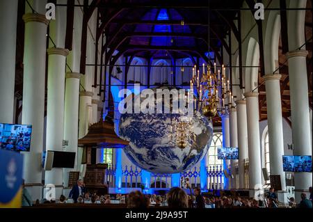 Ein Blick auf das Kunstwerk, das einen großen Erdball darstellt, der in der Mitte der Kirche platziert ist. Gaia ist ein tourisches Kunstwerk des britischen Künstlers Luke Jerram. Das Kunstwerk misst sieben Meter im Durchmesser und wurde aus 120dpi detaillierten NASA-Bildern der Erdoberfläche erstellt. Es bietet die Möglichkeit, unseren Planeten in drei Dimensionen zu sehen. Diese Erfahrung gibt den Menschen ein Gefühl von Ehrfurcht, eine tiefe Erkenntnis der Verbundenheit des Lebens auf der Erde. In der griechischen Mythologie ist Gaia die Personifizierung von Mutter Erde. Dieses Kunstwerk gehört zu Arcadia, einem 100-tägigen Kulturprogramm, das diesen Sommer in stattfindet Stockfoto