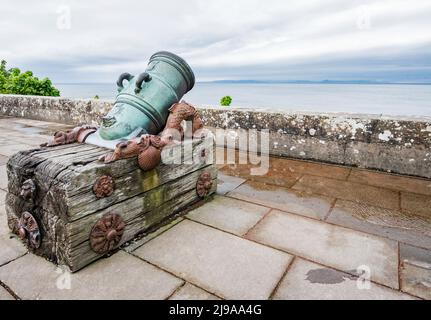 Kanone auf der Brüstung von Culzean Castle and Gardens, die dem National Trust for Scotland gehört, in der Nähe von Ayr, South Ayrshire, Schottland, Großbritannien Stockfoto