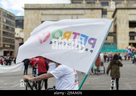 Banner mit politischer Propaganda für den kolumbianischen Präsidentschaftskandidaten Gustavo Petro, auf dem „Petro presidente“ steht, das an einem Herrenfahrrad befestigt ist. Stockfoto