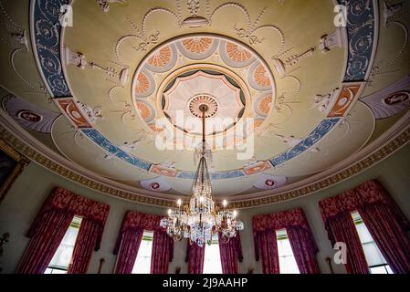 Decke und Kronleuchter im Ballsaal im Culzean Castle, Maybole, Carrick an der schottischen Küste von Ayrshire, Großbritannien. National Trust für Schottland. Stockfoto