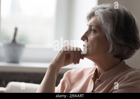 Frustrierte, reife, grauhaarige 50s-Mann-Frau, die über schlechte Nachrichten nachdenkt Stockfoto