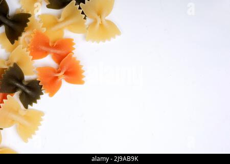Schmetterlingsnudeln auf weißem Hintergrund.Farfalle. Copyspace Stockfoto
