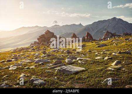 Schöne Landschaft der Berge und großen Felsen bei Sonnenuntergang in Almaty, Kasachstan. Outdoor- und Wanderkonzept Stockfoto