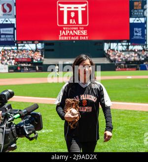 Mai 21 2022 San Francisco CA, USA der ehemalige Eiskunstläufer Kristi Yamaguchi wirft die feierliche erste Seillänge aus, um den Tag des japanischen Erbes vor dem MLB-Spiel zwischen den San Diego Padres und den San Francisco Giants im Oracle Park San Francisco Calif. Thurman James/CSM zu feiern Stockfoto