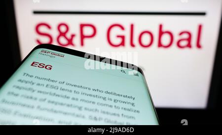 Smartphone mit Website des US-Finanzdienstleisters SP Global Inc auf dem Bildschirm vor dem Unternehmenslogo. Konzentrieren Sie sich auf die obere linke Seite des Telefondisplays. Stockfoto