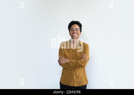 Afrikanische Frau in Brille mit gekreuzten Armen, Studioaufnahme Stockfoto