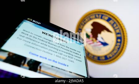 Mobiltelefon mit Website der US-amerikanischen Behörde Federal Bureau of Prisons (BOP) auf dem Bildschirm vor dem Logo. Konzentrieren Sie sich auf die obere linke Seite des Telefondisplays. Stockfoto