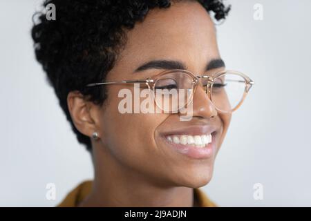 Nahaufnahme Gesicht afrikanische Frau in Brille und weit toothy Lächeln Stockfoto