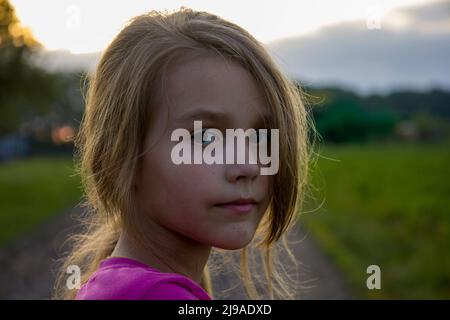 Kleines Mädchen lächelt. Unscharfer Hintergrund. Stockfoto