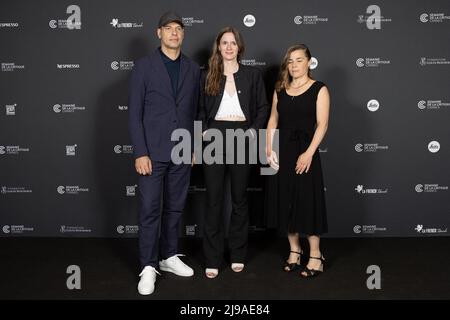 Laurent Laffite, Celine Devaux, Blanche Gardin posiert bei der Fotoaufnahme des Films „All the world loves Jeanne“ während des jährlichen Filmfestivals in Cannes 75. im Palais des Festivals am 21. Mai 2022 in Cannes, Frankreich. Foto von Marco Piovanotto/ABACAPRESS.COM Stockfoto