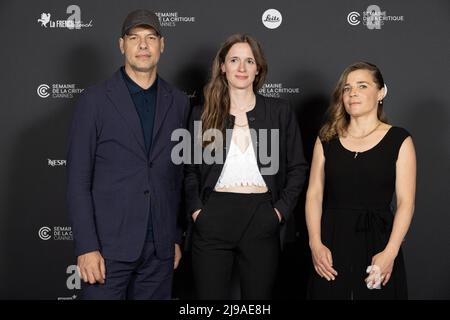 Laurent Laffite, Celine Devaux, Blanche Gardin posiert bei der Fotoaufnahme des Films „All the world loves Jeanne“ während des jährlichen Filmfestivals in Cannes 75. im Palais des Festivals am 21. Mai 2022 in Cannes, Frankreich. Foto von Marco Piovanotto/ABACAPRESS.COM Stockfoto