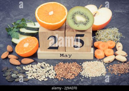 Nahrhafte gesunde Ernährung und 25. Mai auf Würfel Kalender als Datum der Welt Schilddrüse Tag. Probleme mit Schilddrüsenkonzept. Zutaten mit natürlichen Vitami Stockfoto