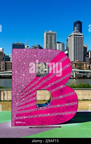 Brisbane Australien / die Brisbane Skyline mit dem farbenfrohen, großen Brisbane Schild. Stockfoto