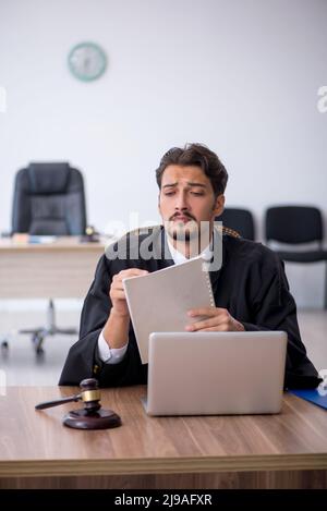 Junger Richter, der im Gerichtsgebäude arbeitet Stockfoto