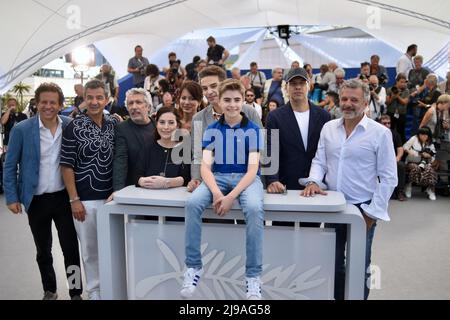 Aton Soumache, Ludovic Bourge, Alain Chabat, Anne Goscinny, Director Amandine Fredon, Regisseur Benjamin Massoubre, Simon Faliu, Laurent Lafitte und Lilian Eche besuchen die Fotoserie für den Film Le Petit Nicolas - Qu'est CE Qu'on besuchen Pour Etre Heureux im Rahmen der Filmfestspiele von Cannes 75. am 21. Mai 2022 in Cannes, Frankreich. Foto von Franck Castel/ABACAPRESS.COM Stockfoto