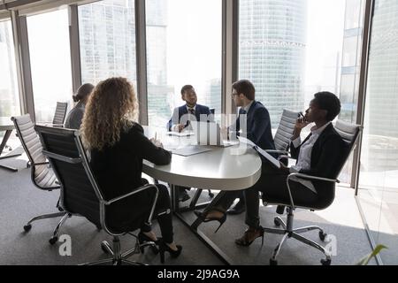 Eine Gruppe von Geschäftsleuten traf sich im Sitzungssaal, um gemeinsame Geschäfte zu lösen Stockfoto