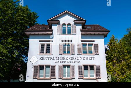 Wetzikon, Schweiz - 14. Mai 2022: Alternatives Gesundheitszentrum - Zentrum der Gesundheit in Wetzikon Stockfoto