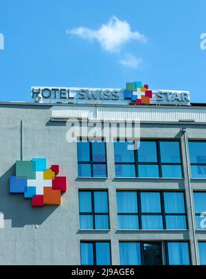 Wetzikon, Schweiz - 14. Mai 2022: Das moderne Hotel Swiss Star in Wetzikon wurde 2012 gegründet Stockfoto