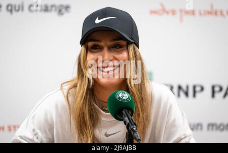 Paula Badosa aus Spanien spricht vor dem Tennisturnier Roland-Garros 2022, Grand Slam, am 20. Mai 2022 im Roland-Garros-Stadion in Paris, Frankreich, mit den Medien - Foto: Rob Prange/DPPI/LiveMedia Stockfoto