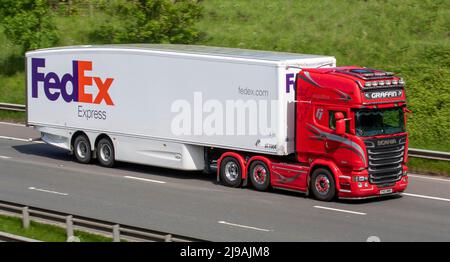 Scania R580 TopLine GRAFFIN TRANSPORT mit FedEx Express großen weißen Anhänger; Fahren auf der M6 Motorway, Manchester, UK Stockfoto