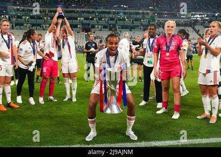 Turin, Italien. 21.. Mai 2022. Emelyne Laurent (19 Olympique Lyonnais) feiert ihren Sieg und posiert mit ihrer Medaille und Trophäe während des UEFA Womens Champions League Finals zwischen dem FC Barcelona und Olympique Lyonnais im Allianz Stadium Juventus in Turin, Italien. Daniela Porcelli/SPP Quelle: SPP Sport Press Foto. /Alamy Live News Stockfoto