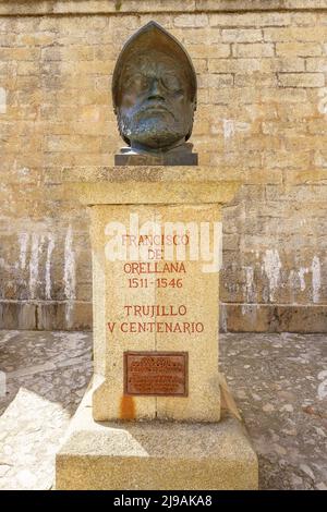 Trujillo, Spanien. 28. April 2022. Büste des spanischen Eroberers Francisco de Orellana von Vicente Oswaldo Rivadeneira Armendariz im Jahr 2011 Stockfoto