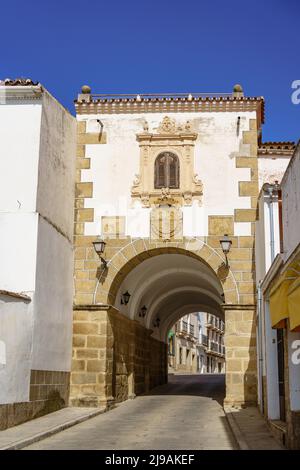 Alcantara. Spanien. 30. April 2022. Arco de la Concepcion, historisches Wahrzeichen aus dem 17.. Jahrhundert, Tor zur ummauerten Stadt Stockfoto