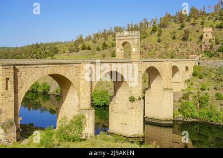 Alte römische Brücke in Alcántara in Extremadura, Spanien, die zwischen 104 und 106 n. Chr. über dem Fluss Tejo erbaut wurde Stockfoto