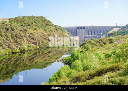 Panoramasicht auf den Fluss Tejo und den Jose Maria Oriol Stausee in Alcantara, Extremadura, Spanien Stockfoto