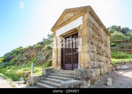 Alcántara, Spanien. 30. April 2022. Vollständiger römischer Tempel in Spanien neben der Alcantara-Brücke in Extremadura erhalten Stockfoto