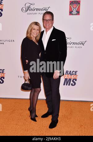 LOS ANGELES, CA - MAI 20: (L-R) Vanna White und George Santo Pietro nehmen an der jährlichen Race to Erase MS Gala 29. im Fairmont Century Plaza Hotel Teil Stockfoto