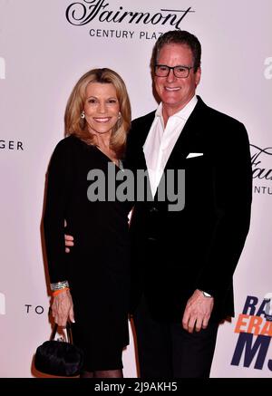 LOS ANGELES, CA - MAI 20: (L-R) Vanna White und George Santo Pietro nehmen an der jährlichen Race to Erase MS Gala 29. im Fairmont Century Plaza Hotel Teil Stockfoto