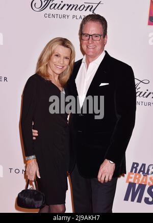 LOS ANGELES, CA - MAI 20: (L-R) Vanna White und George Santo Pietro nehmen an der jährlichen Race to Erase MS Gala 29. im Fairmont Century Plaza Hotel Teil Stockfoto