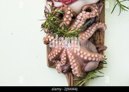 Gemischte Meeresfrüchte enthalten Kraken, Garnelen, Calamari-Tintenfische. Meeresfrüchte und Fleischplatte. Mediterrane Küche Restaurant Essen. Stockfoto