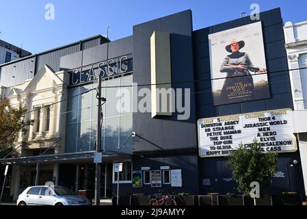 Haupteingang zu den historischen Classic Cinemas, gelegen in der Gordon Street, mit prominenter Beschilderung, die von der Nachmittagssonne beleuchtet wird Stockfoto