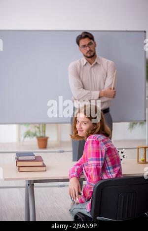 Junge Lehrerin und Rotschopf im Klassenzimmer Stockfoto