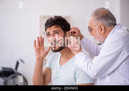 Junger Patient mit Hörproblemen, der einen Arzt besucht, einen HNO-Arzt Stockfoto