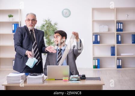 Zwei männliche Buchhalter im Budgetplanungskonzept am Arbeitsplatz Stockfoto
