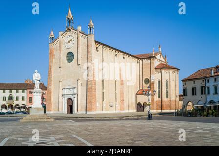 Italien, Montagnana, die Kathedrale Santa Maria Assunta auf dem Vittorio Emanuele Platz mit der Statue des Königs Stockfoto