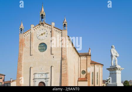 Italien, Montagnana, die Kathedrale Santa Maria Assunta auf dem Vittorio Emanuele Platz mit der Statue des Königs Stockfoto