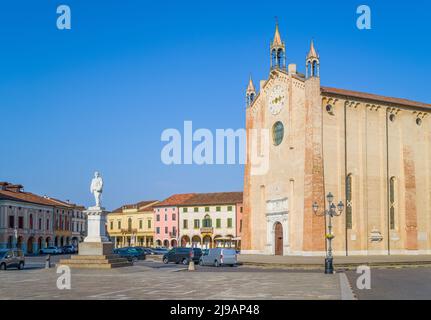 Italien, Montagnana, die Kathedrale Santa Maria Assunta auf dem Vittorio Emanuele Platz mit der Statue des Königs Stockfoto