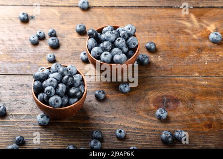 Frisch gepflückte Heidelbeeren in einer Tonschüssel. Gesunde Beere, Bio-Lebensmittel, Antioxidans, Vitamin, blaue Lebensmittel. Stockfoto