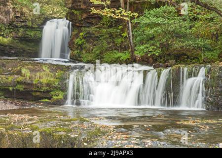 Sgwd Ddwli Isaf (untere sprudelnde Wasserfälle) am Fluss Nedd Fechan zwischen Pont Melin-Fach und Pontneddfechan, Brecon Beacons National Park, South Wales, UK Stockfoto